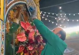🔷 تصاویر فوق‌العاده زیبا از گل‌آرایی سقاخانه حضرت و پنجره فولاد در آستانه میلاد امام رضا علیه السلام  😍  ✨حال و هوای صحن انقلاب